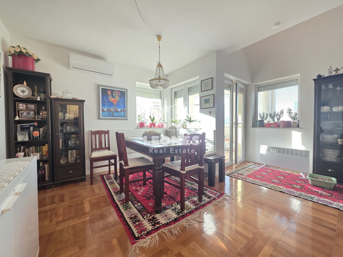 Dupleks stanovanje z garažnim parkirnim mestom v Umagu