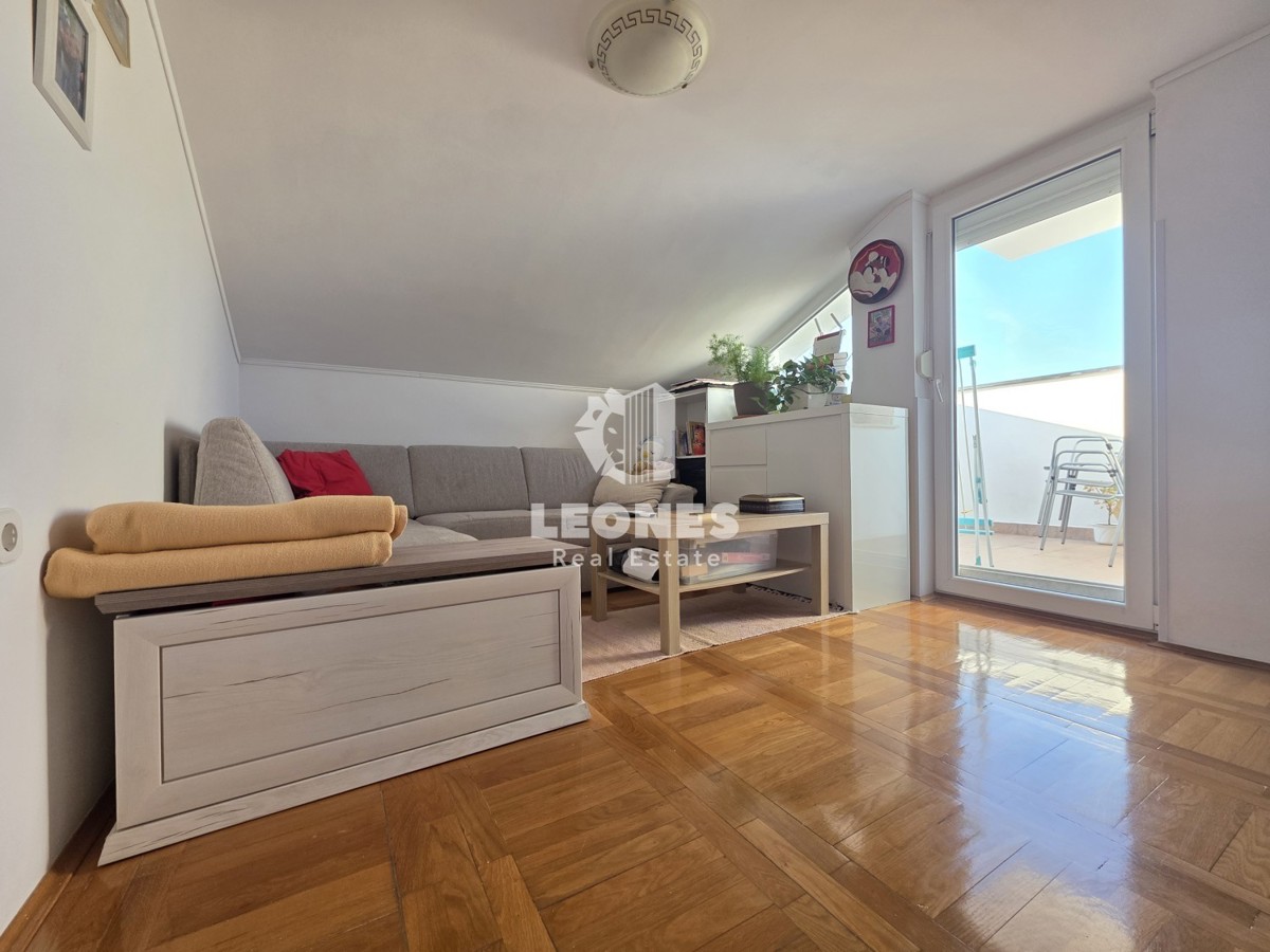 Dupleks stanovanje z garažnim parkirnim mestom v Umagu