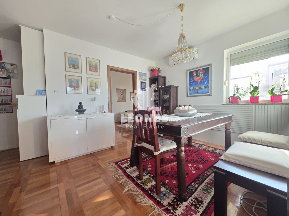 Dupleks stanovanje z garažnim parkirnim mestom v Umagu