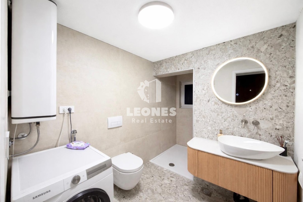 Stan z dvema spalnicama in galerijo na mirni lokaciji v Novigradu