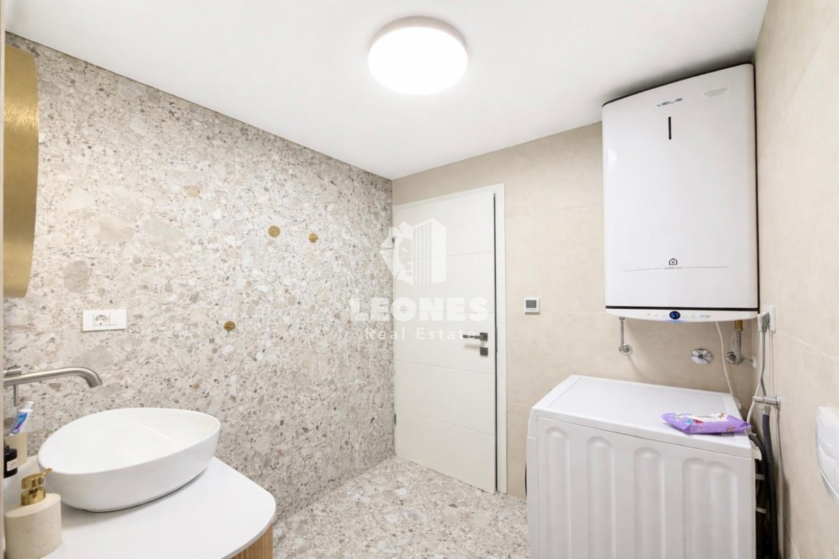 Stan z dvema spalnicama in galerijo na mirni lokaciji v Novigradu