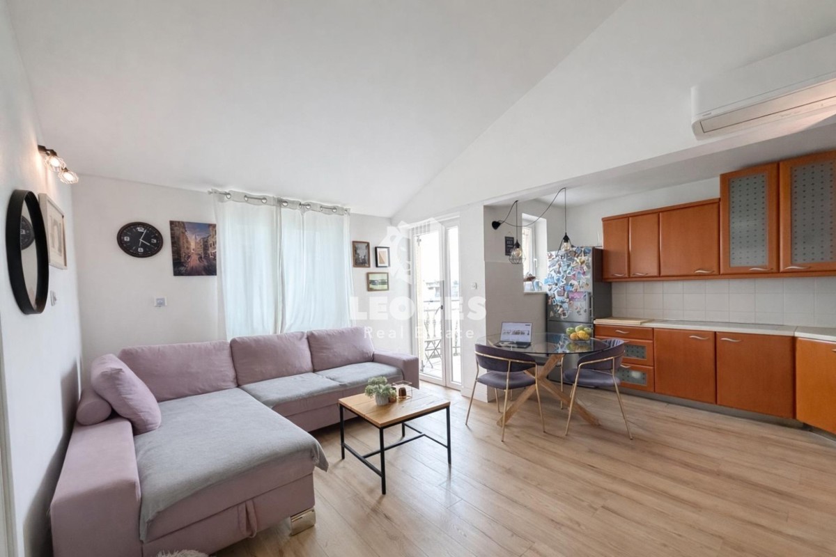 Stan z dvema spalnicama in galerijo na mirni lokaciji v Novigradu