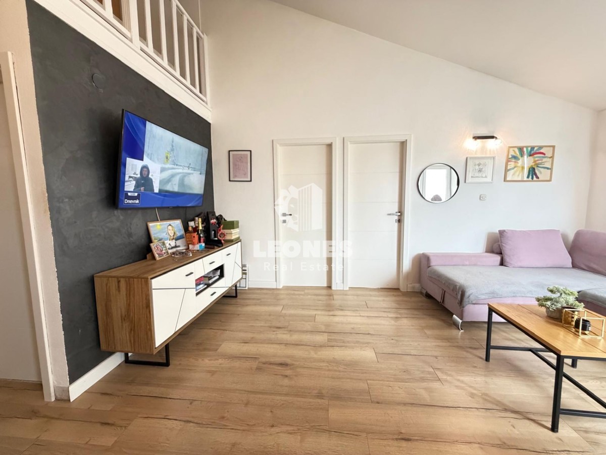 Stan z dvema spalnicama in galerijo na mirni lokaciji v Novigradu