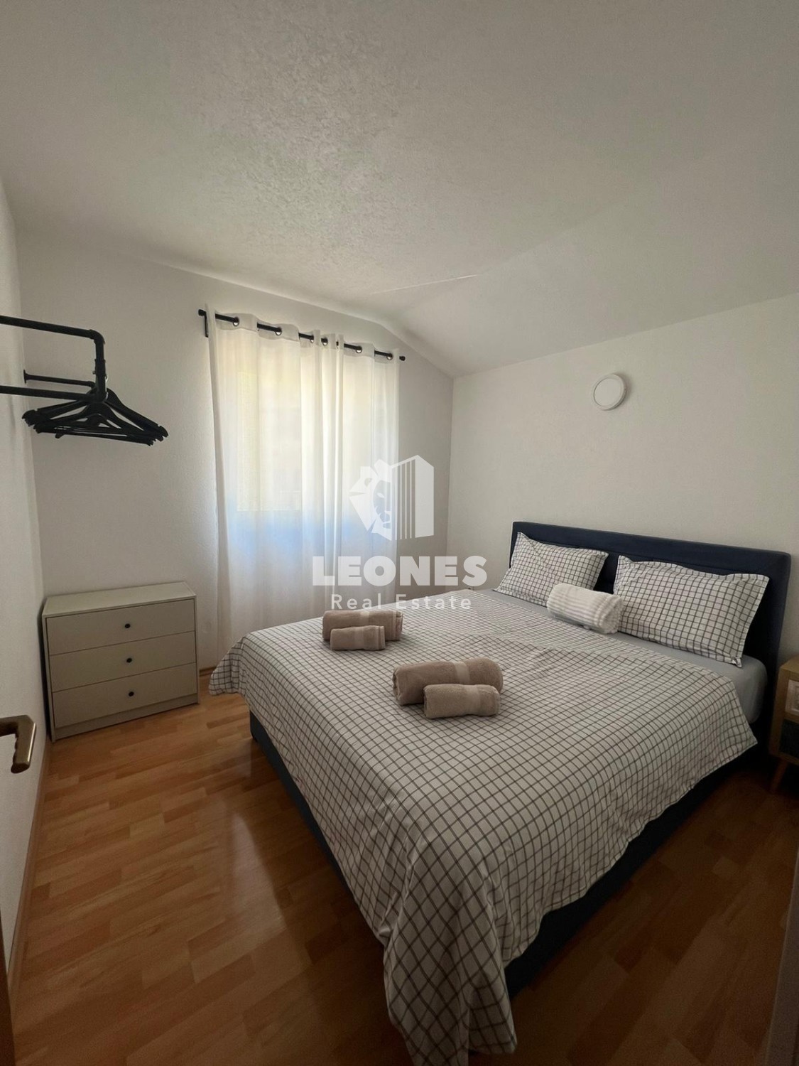 Stan z dvema spalnicama in galerijo na mirni lokaciji v Novigradu