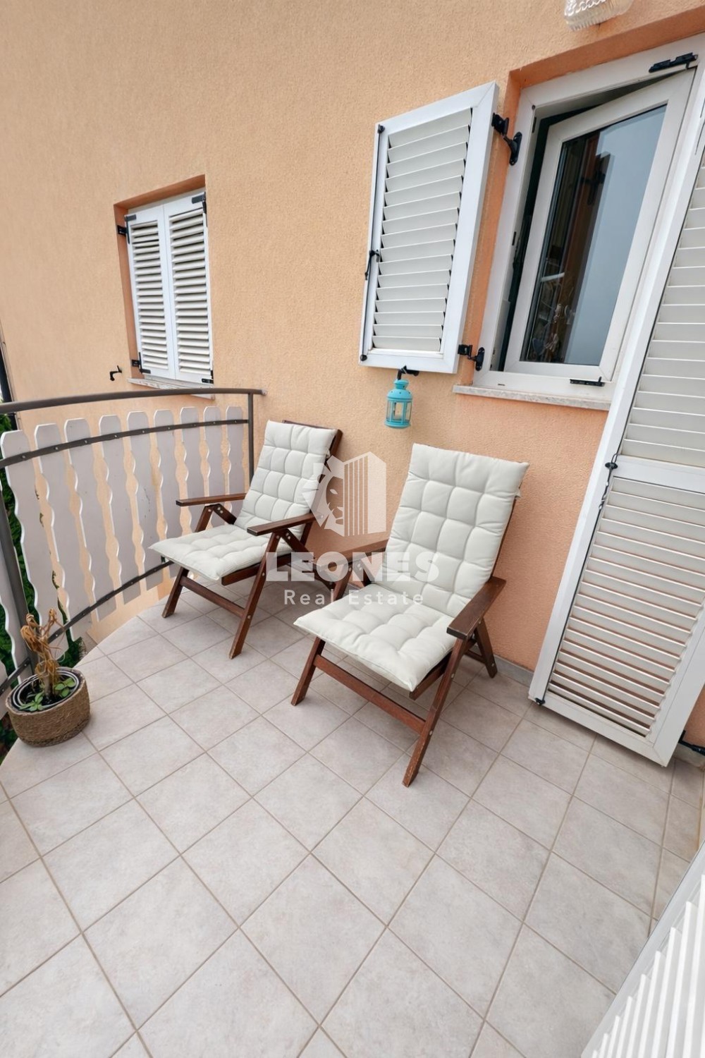 Stan z dvema spalnicama in galerijo na mirni lokaciji v Novigradu