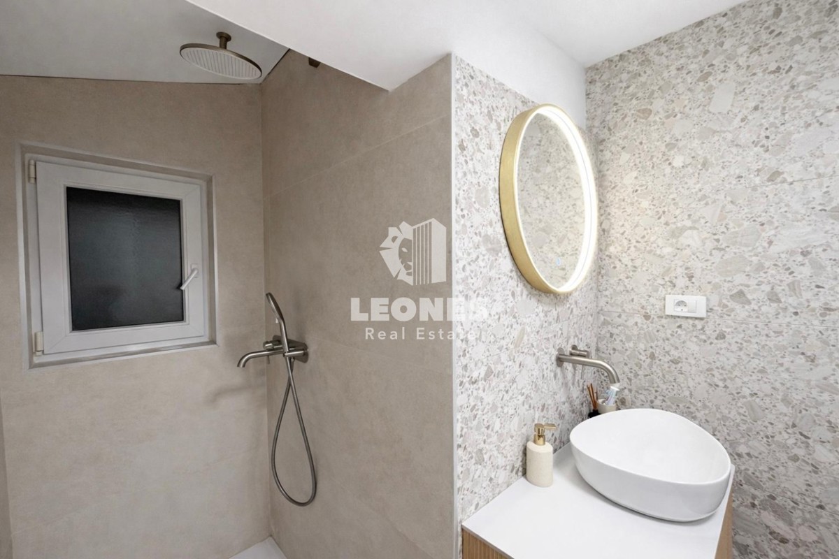 Stan z dvema spalnicama in galerijo na mirni lokaciji v Novigradu