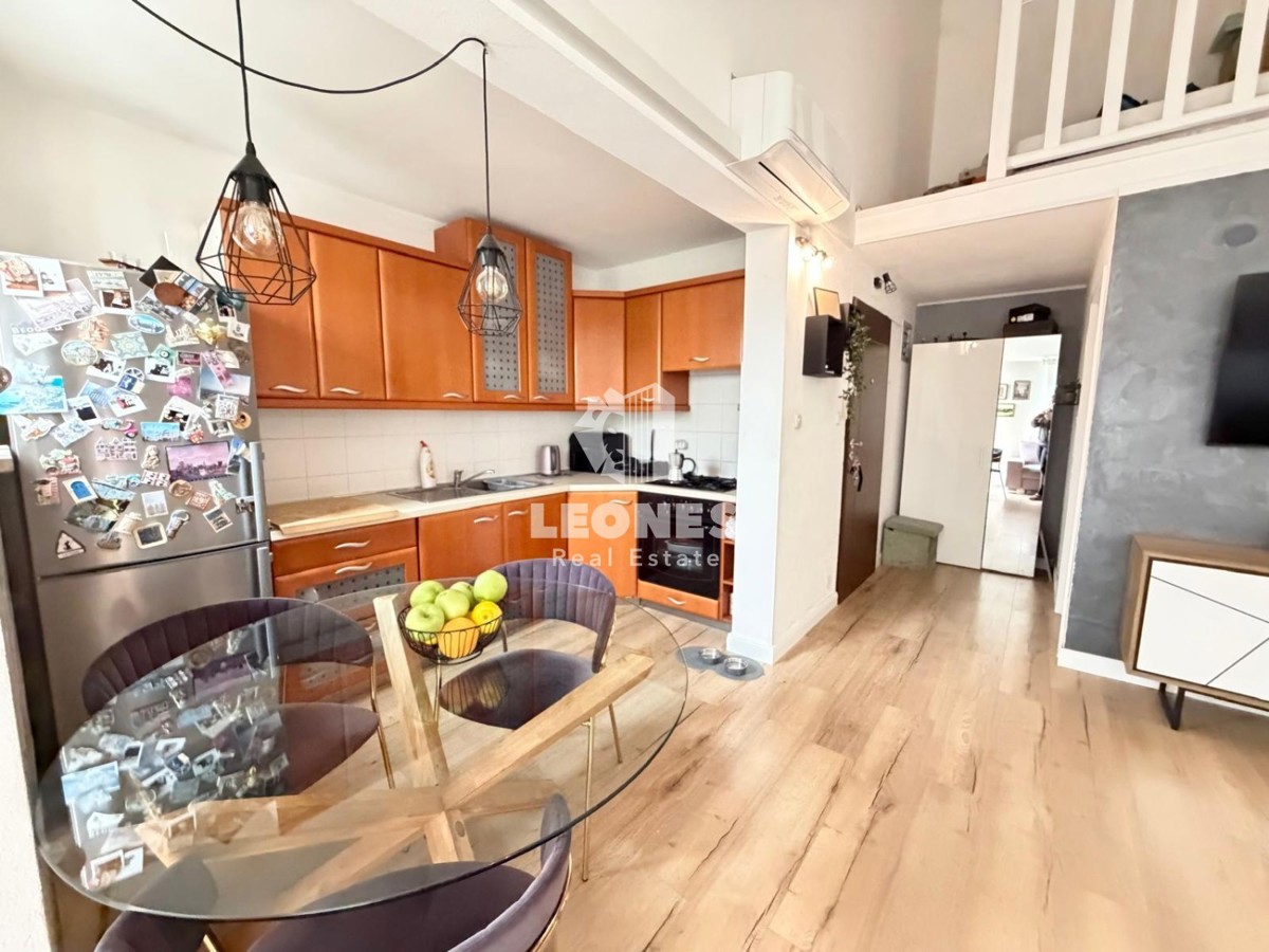 Stan z dvema spalnicama in galerijo na mirni lokaciji v Novigradu