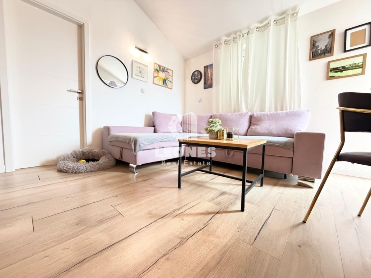 Stan z dvema spalnicama in galerijo na mirni lokaciji v Novigradu