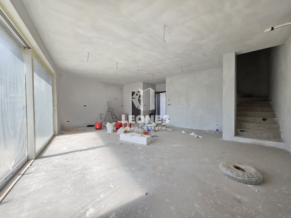 Dvojček hiša v mirnem okolju v bližini Umaga, Lovrečica