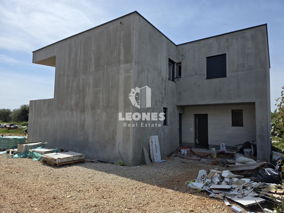 Dvojček hiša v mirnem okolju v bližini Umaga, Lovrečica