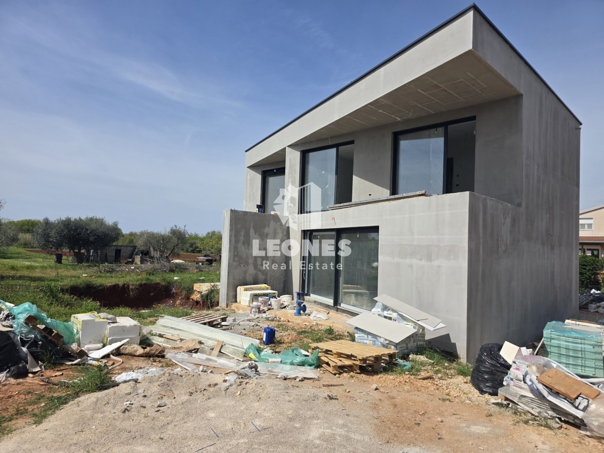 Dvojček hiša v mirnem okolju v bližini Umaga, Lovrečica