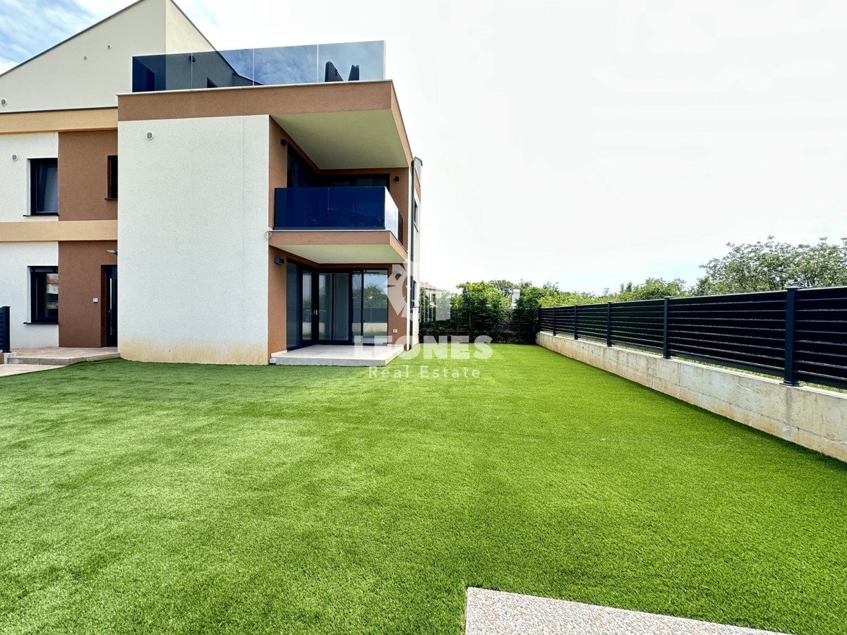 Apartma v pritličju z vrtom in pogledom na morje v Poreču