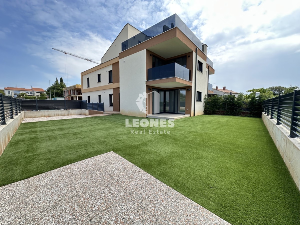 Apartma v pritličju z vrtom in pogledom na morje v Poreču