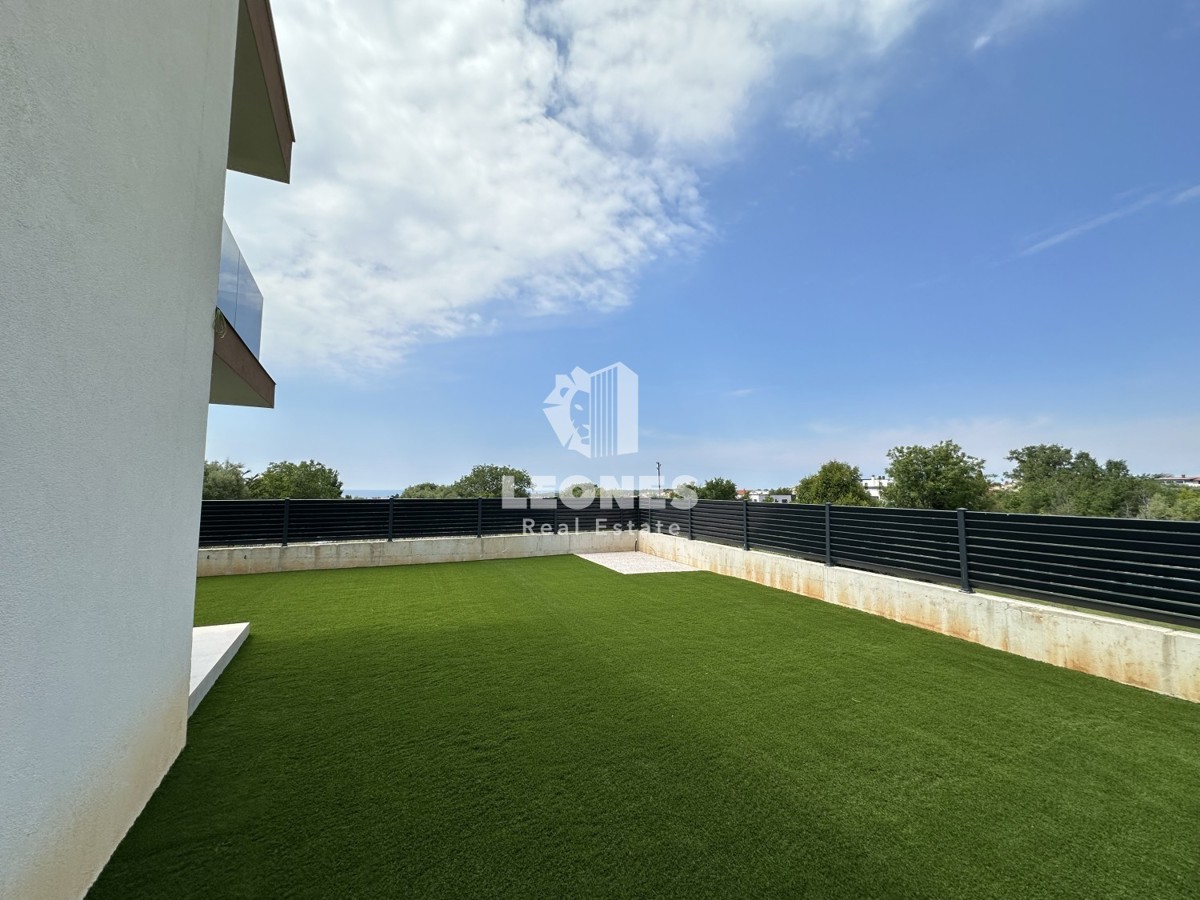 Apartma v pritličju z vrtom in pogledom na morje v Poreču