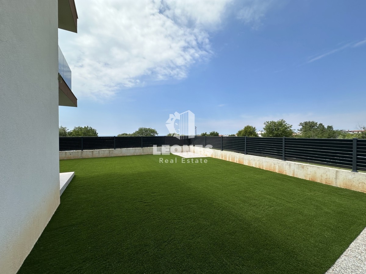 Apartma v pritličju z vrtom in pogledom na morje v Poreču