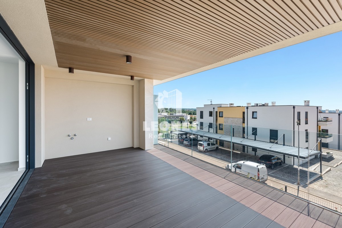 Kvalitetno stanovanje s pogledom na morje in dvigalom v novi stavbi v Novigradu