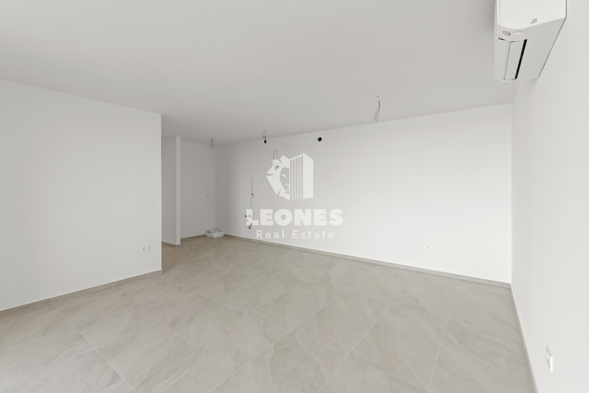 Kvalitetno stanovanje s pogledom na morje in dvigalom v novi stavbi v Novigradu