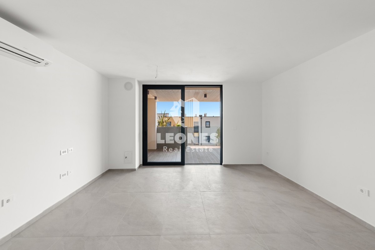 Kvalitetno stanovanje s pogledom na morje in dvigalom v novi stavbi v Novigradu