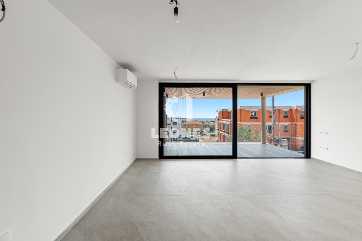 Kvalitetno stanovanje s pogledom na morje in dvigalom v novi stavbi v Novigradu