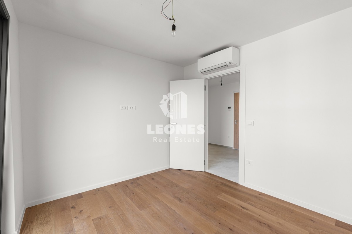 Kvalitetno stanovanje s pogledom na morje in dvigalom v novi stavbi v Novigradu