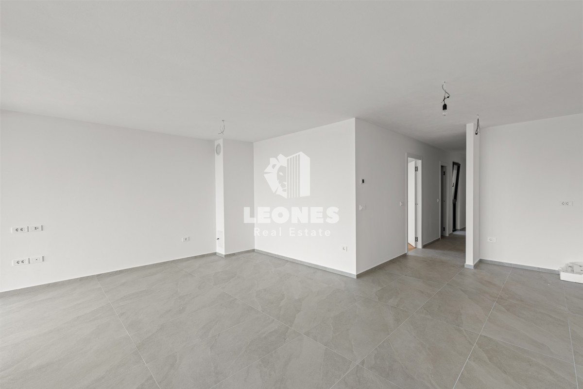 Kvalitetno stanovanje s pogledom na morje in dvigalom v novi stavbi v Novigradu