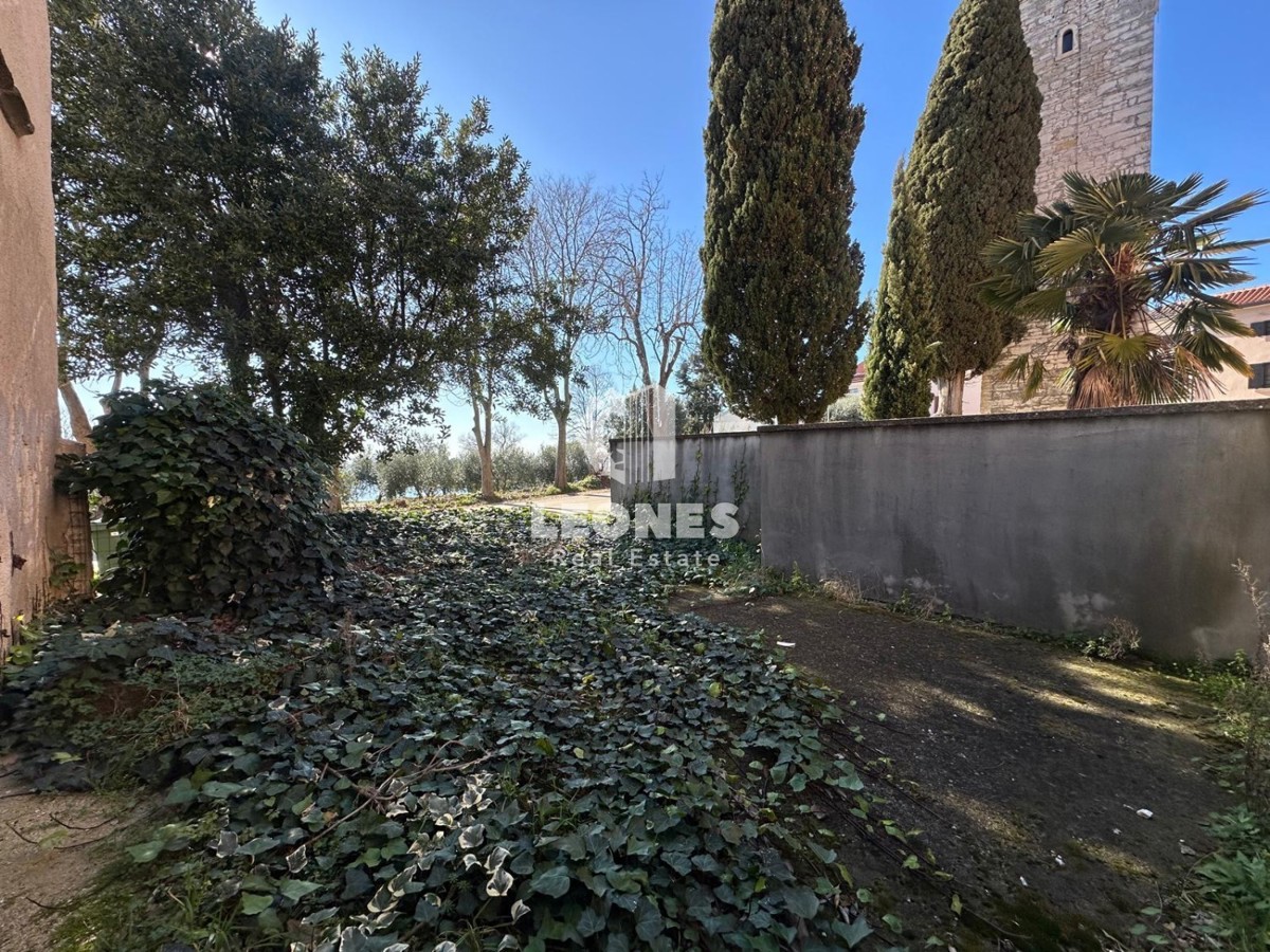 Gradbeno zemljišče v starem mestnem jedru le 10 metrov od morja v Lovrečici