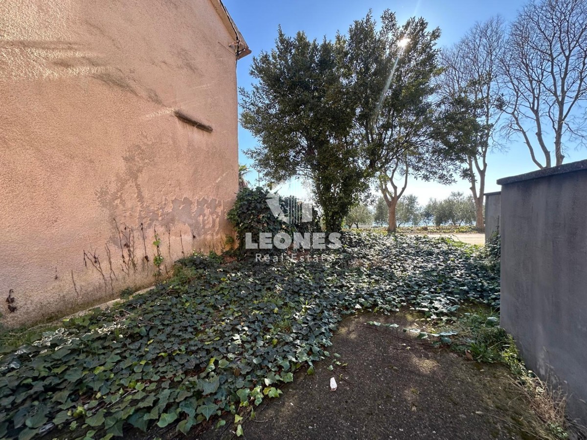 Gradbeno zemljišče v starem mestnem jedru le 10 metrov od morja v Lovrečici