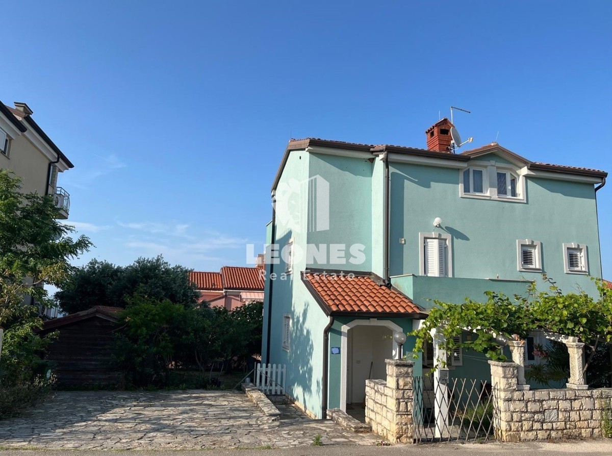 Hiša s tremi stanovanjskimi enotami s pogledom na morje na Crvenem Vrhu, Savudrija