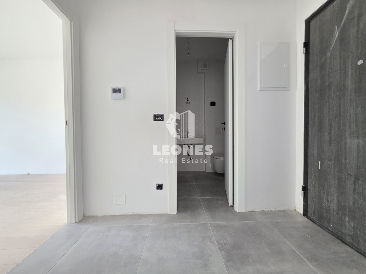 Stanovanje s pokritim parkirnim mestom v kakovostni novogradnji v Umagu