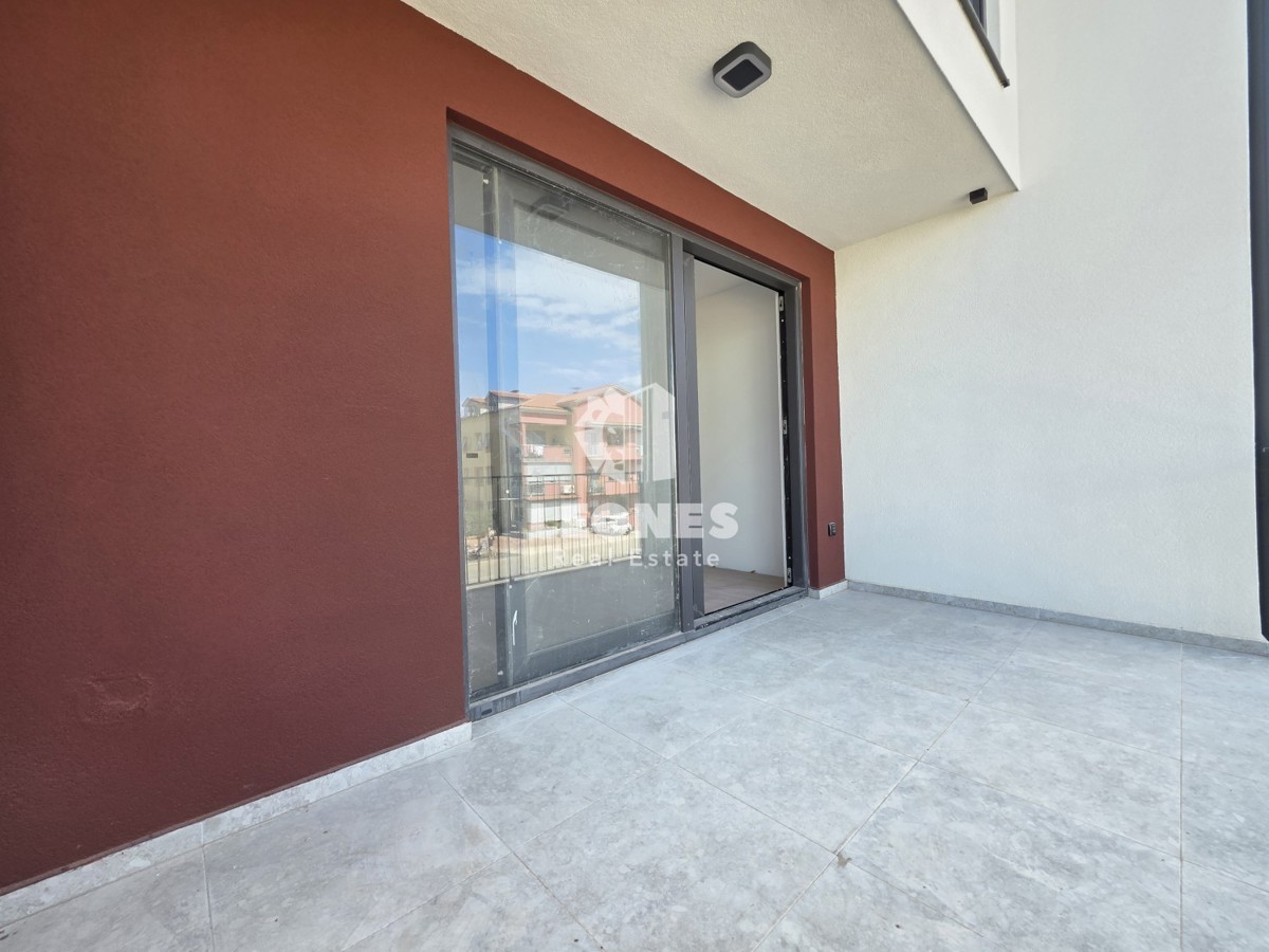 Stanovanje s pokritim parkirnim mestom v kakovostni novogradnji v Umagu