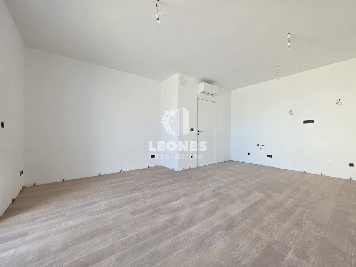 Stanovanje s pokritim parkirnim mestom v kakovostni novogradnji v Umagu