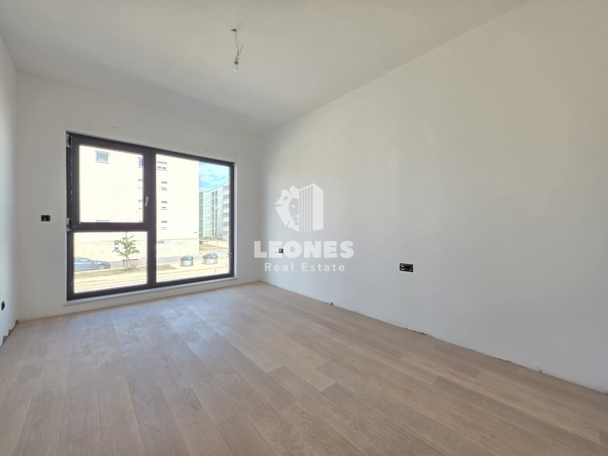 Stanovanje s pokritim parkirnim mestom v kakovostni novogradnji v Umagu