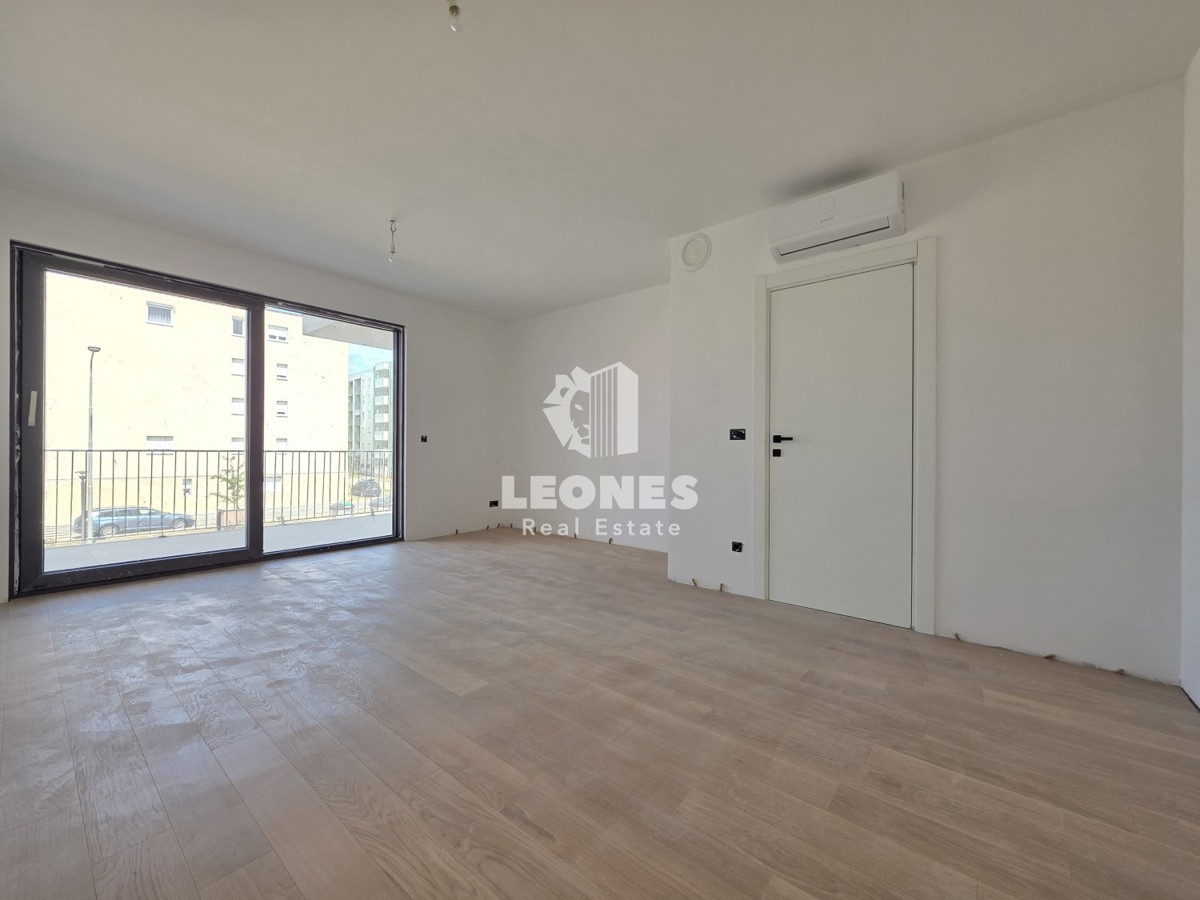 Stanovanje s pokritim parkirnim mestom v kakovostni novogradnji v Umagu