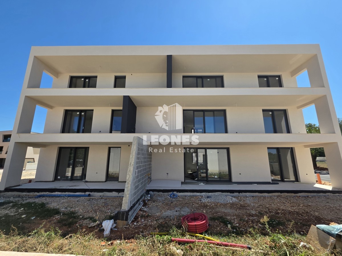 Pritlično stanovanje z velikim vrtom v bližini Umaga