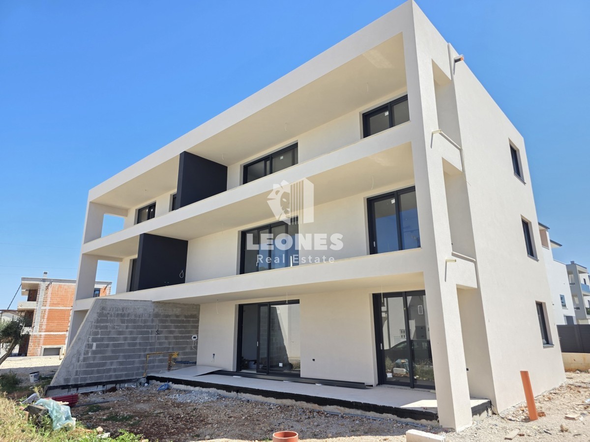 Pritlično stanovanje z velikim vrtom v bližini Umaga