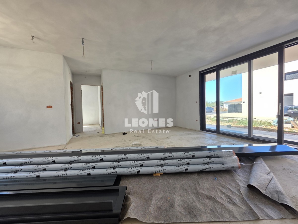 Pritlično stanovanje z velikim vrtom v bližini Umaga