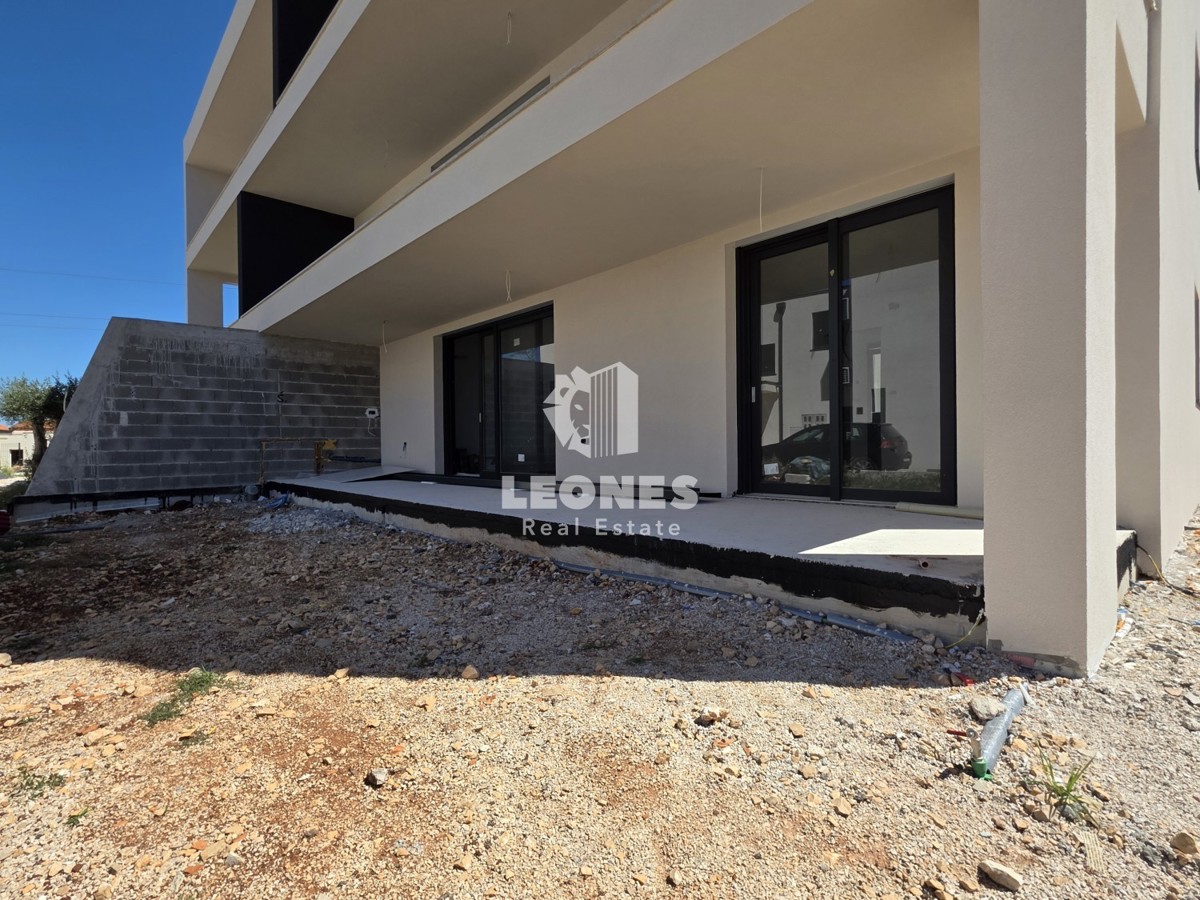 Pritlično stanovanje z velikim vrtom v bližini Umaga