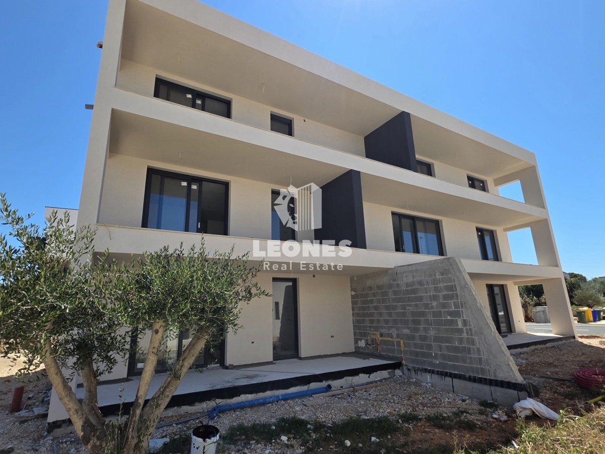 Pritlično stanovanje z velikim vrtom v bližini Umaga