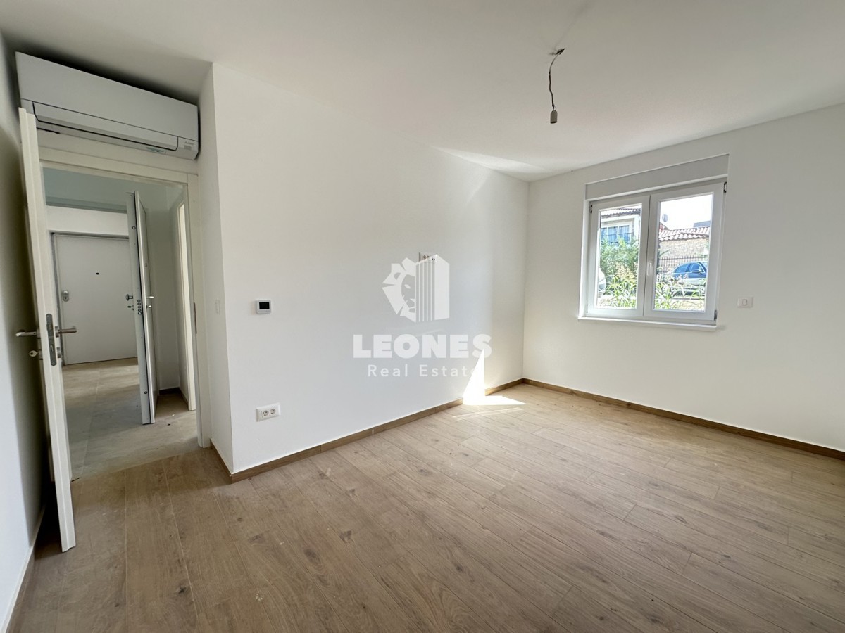 Moderen stan z vrtom v pritličju novogradnje v okolici Poreča