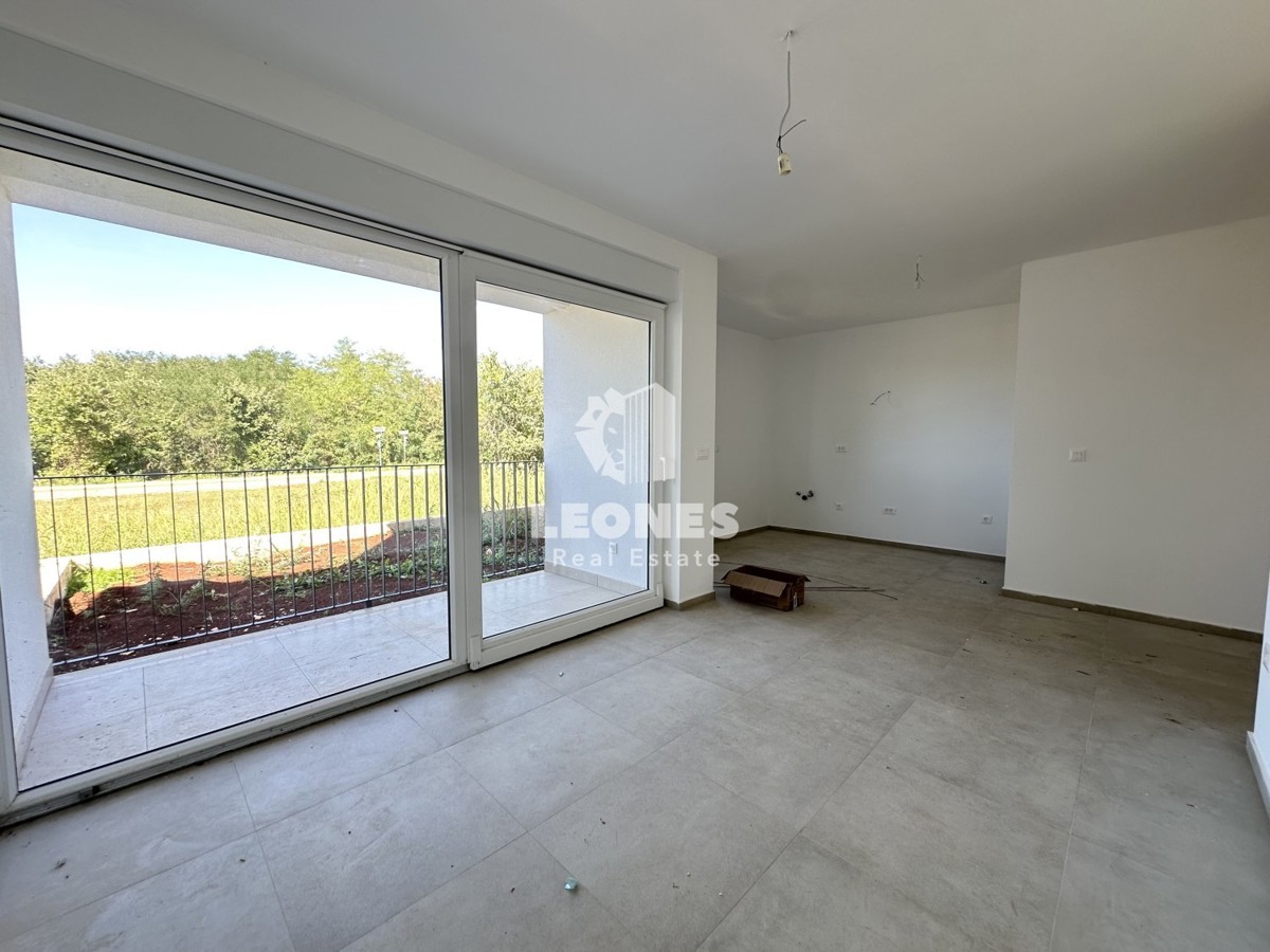 Moderen stan z vrtom v pritličju novogradnje v okolici Poreča