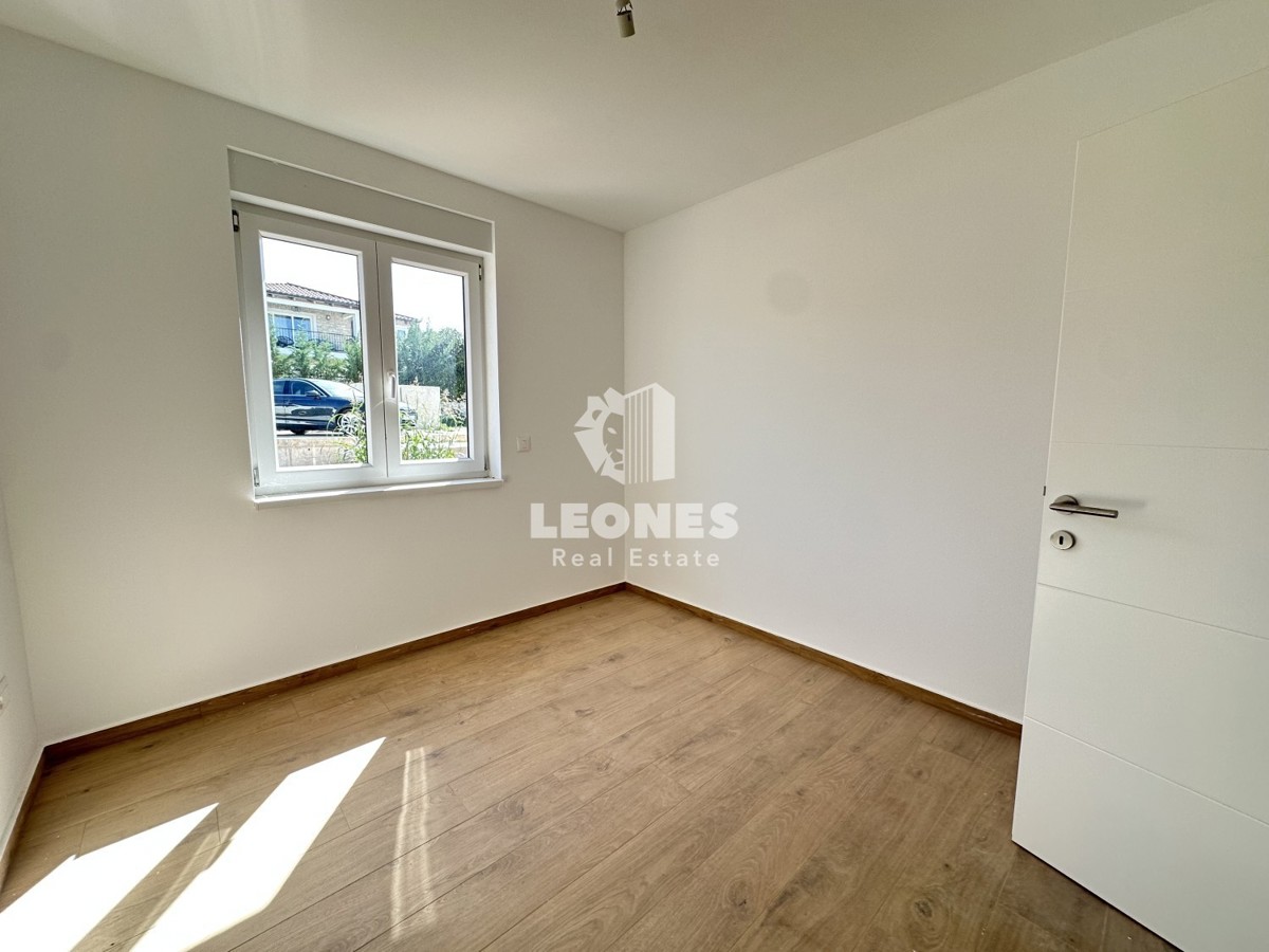 Moderen stan z vrtom v pritličju novogradnje v okolici Poreča