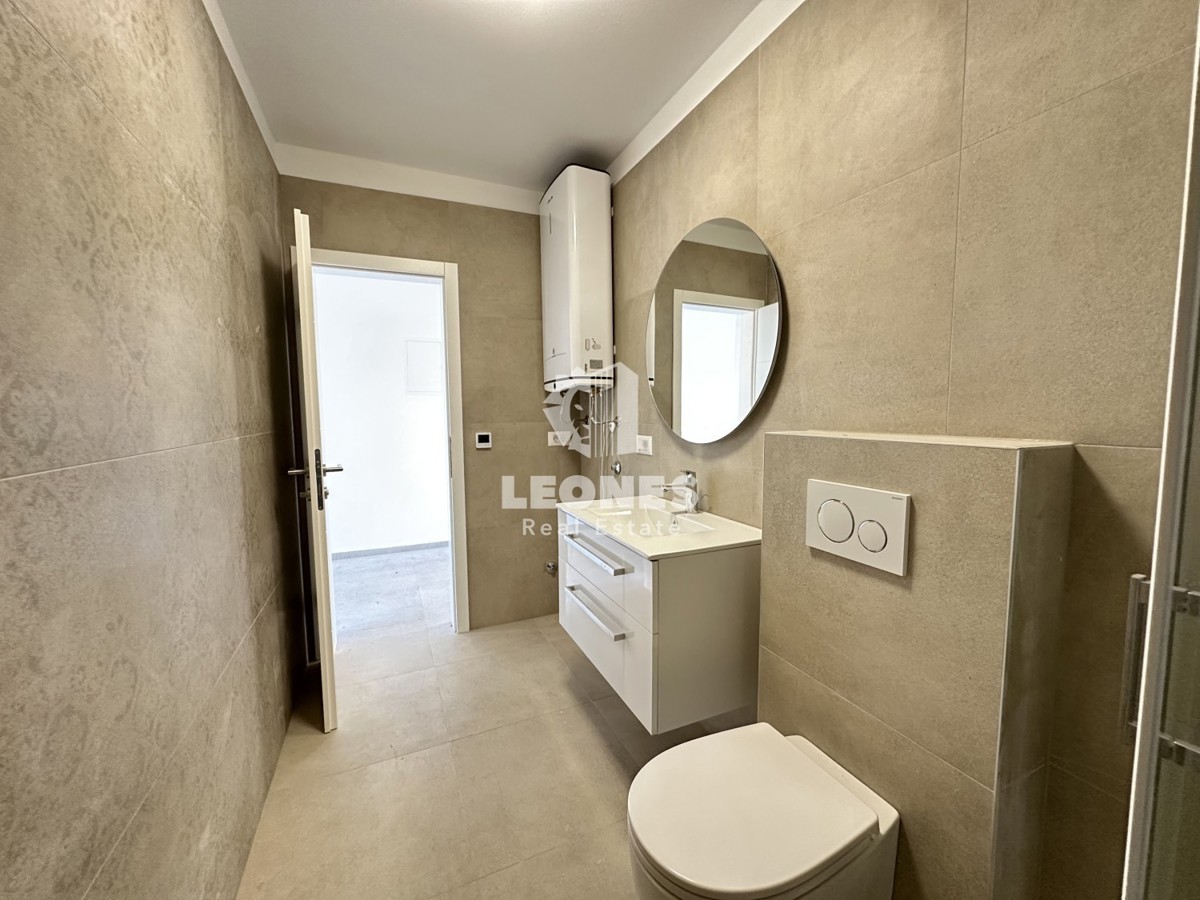 Moderen stan z vrtom v pritličju novogradnje v okolici Poreča