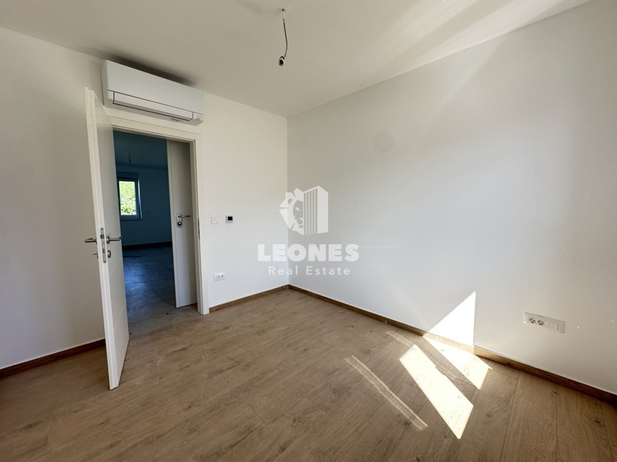 Moderen stan z vrtom v pritličju novogradnje v okolici Poreča