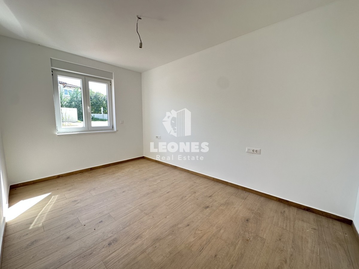 Moderen stan z vrtom v pritličju novogradnje v okolici Poreča