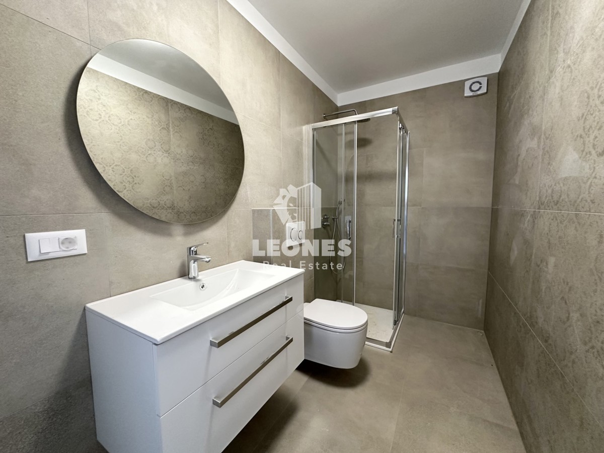 Moderen stan z vrtom v pritličju novogradnje v okolici Poreča