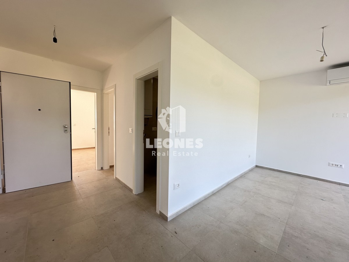 Moderen stan z vrtom v pritličju novogradnje v okolici Poreča