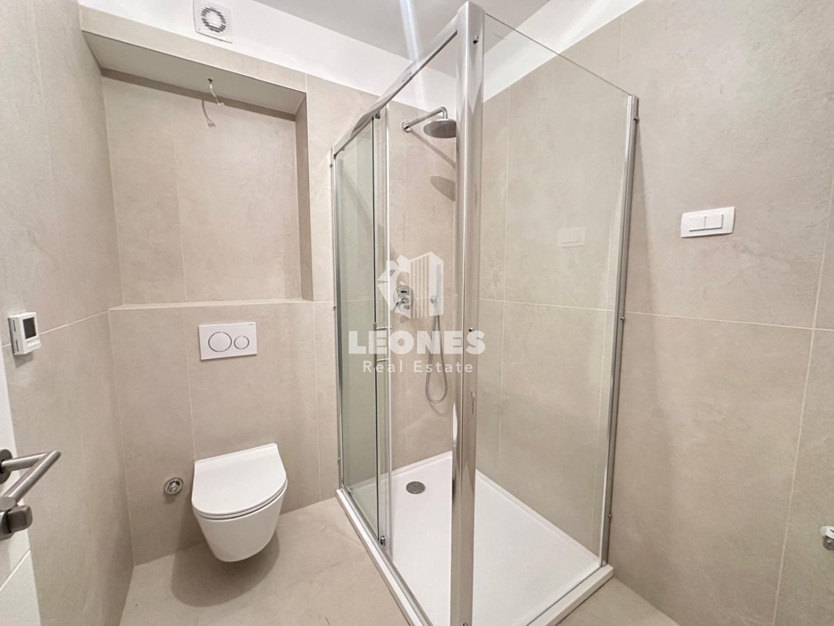 Udobno stanovanje v moderni novogradnji z dvigalom le 700 metrov od morja