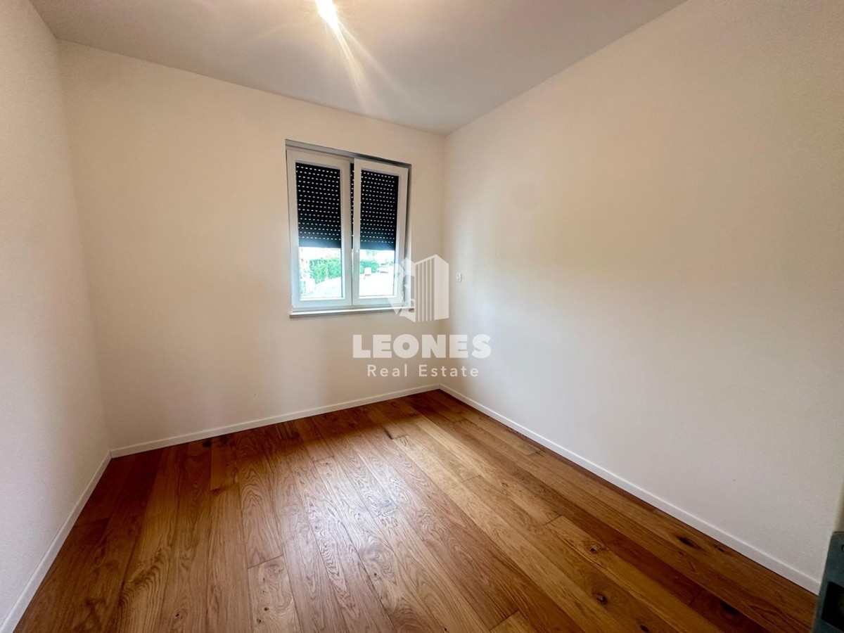 Udobno stanovanje v moderni novogradnji z dvigalom le 700 metrov od morja