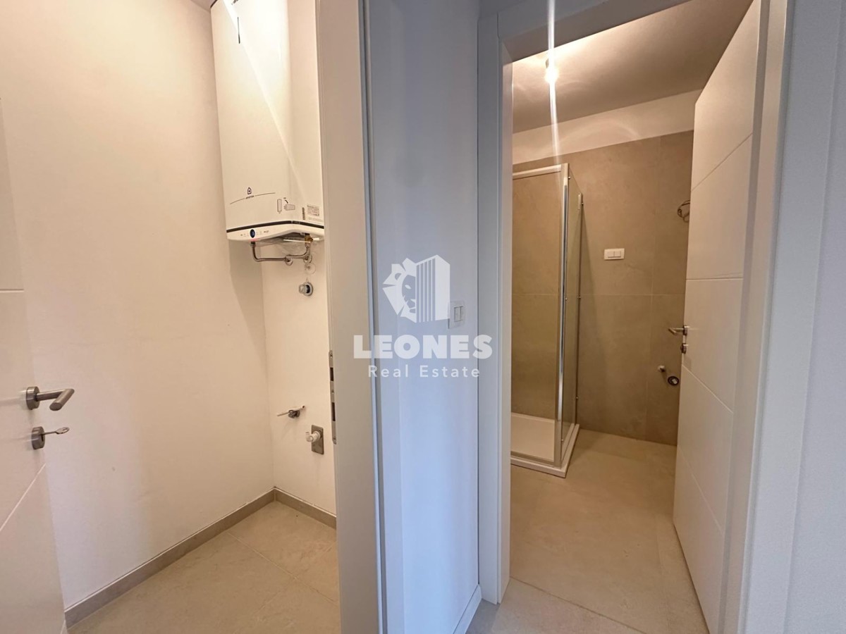 Udobno stanovanje v moderni novogradnji z dvigalom le 700 metrov od morja