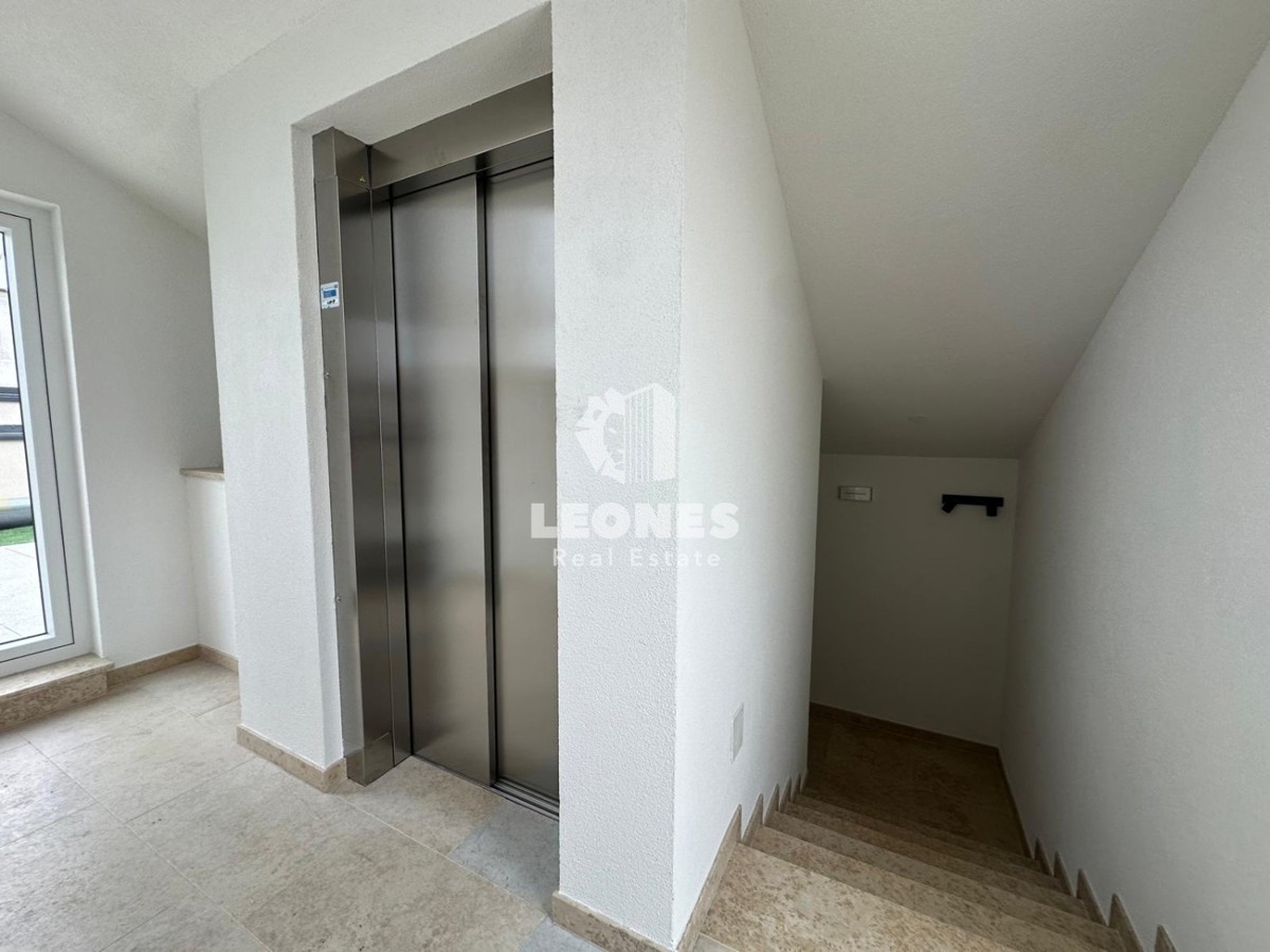 Udobno stanovanje v moderni novogradnji z dvigalom le 700 metrov od morja